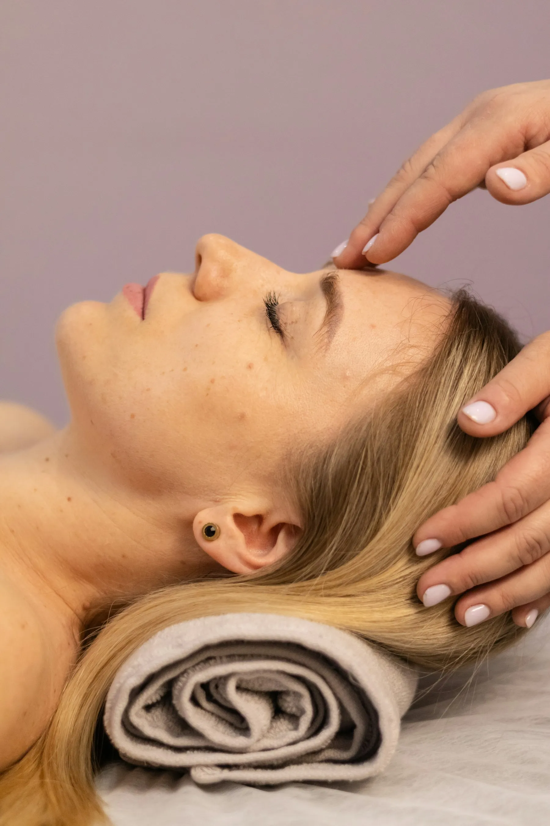 Illustratives Stockfoto: Gesichtsmassage in einem Kosmetikstudio