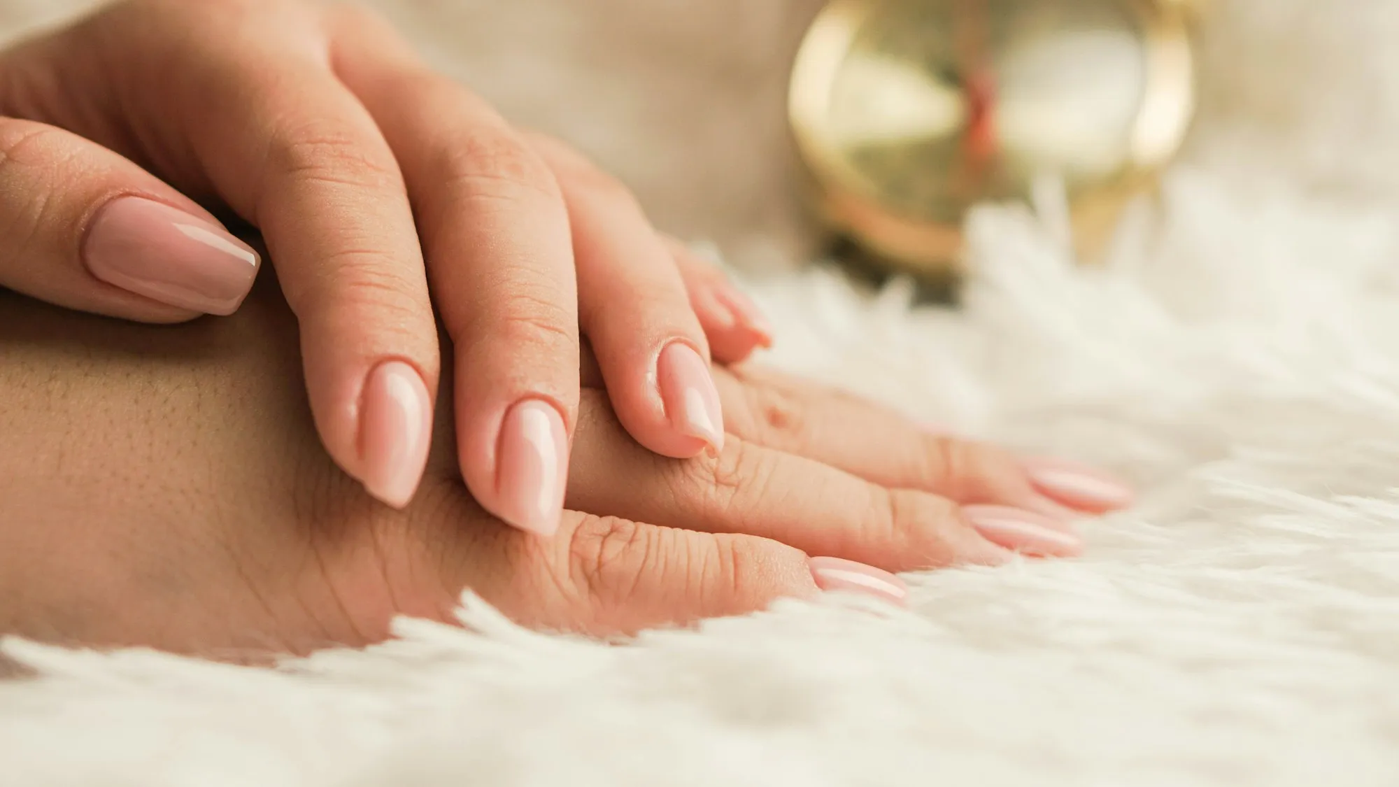 Illustratives Stockfoto: gepflegte Hände mit nudefarbener Maniküre